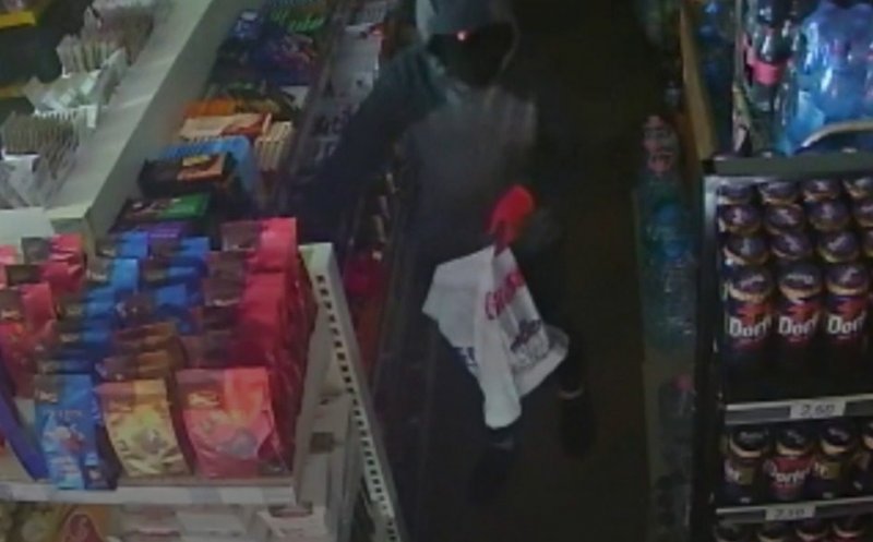 Cluj: Cu cagulă și mănuși, la furat mâncare. Hoț prins în flagrant de patronul magazinului