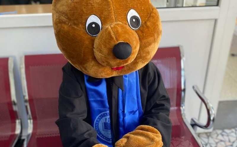 Mascota UBBear vă așteaptă să donați sânge! Peste 150 de clujeni au participat deja la campania inițiată de UBB Cluj