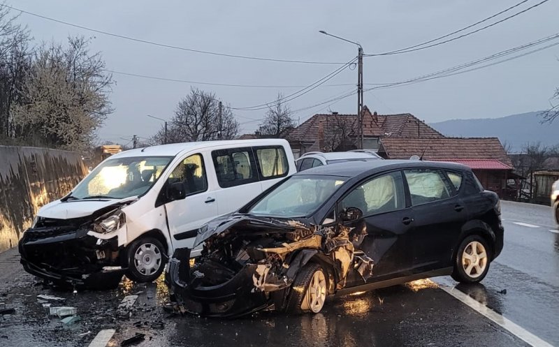 DAUNĂ TOTALĂ! Accident cu trei mașini pe drumul Cluj - Gherla
