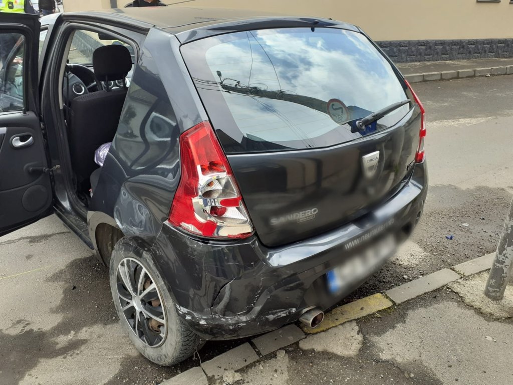 Accident cu două mașini în Turda. Un minor de 13 ani și o femeie au necesitat îngrijiri medicale