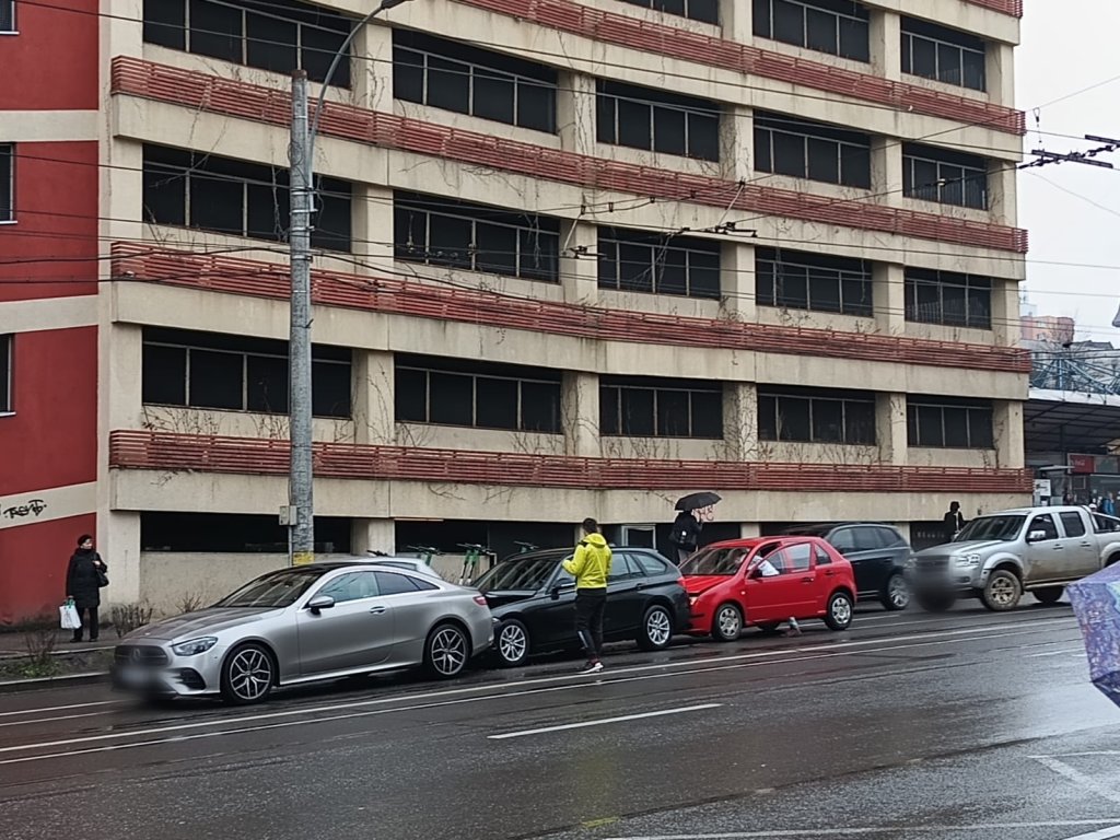 Tamponare în lanț pe o stradă din Mănăștur