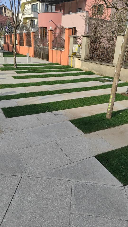 Modernizarea străzii Sigismund Toduță: ''Care este rolul practic/ecologic/utilitar al acestor inserții masive de piatră peste spațiul verde?''