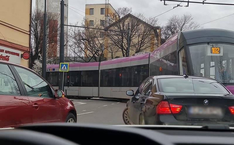 Străzile închise la Cluj-Napoca au blocat traficul în centru şi au întins nervii celor captivi în maşini, tramvaie şi autobuze