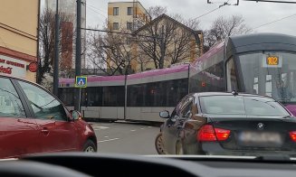 Străzile închise la Cluj-Napoca au blocat traficul în centru şi au întins nervii celor captivi în maşini, tramvaie şi autobuze