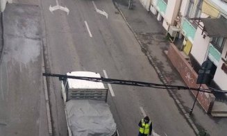 Străzile închise la Cluj-Napoca au blocat traficul în centru şi au întins nervii celor captivi în maşini, tramvaie şi autobuze