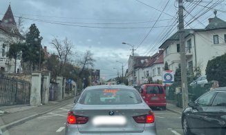 Străzile închise la Cluj-Napoca au blocat traficul în centru şi au întins nervii celor captivi în maşini, tramvaie şi autobuze
