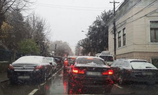Străzile închise la Cluj-Napoca au blocat traficul în centru şi au întins nervii celor captivi în maşini, tramvaie şi autobuze