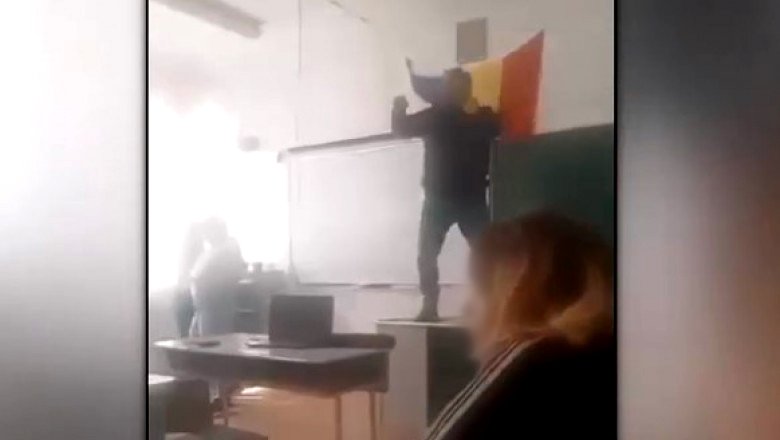 Profesor din Baia Mare, lecţie "predată" elevilor în timp ce dansa cocoţat pe catedră