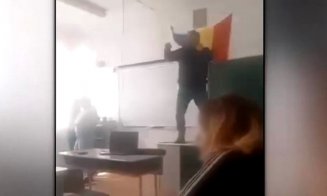 Profesor din Baia Mare, lecţie "predată" elevilor în timp ce dansa cocoţat pe catedră