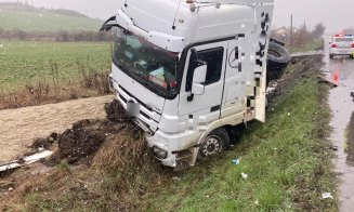 ACCIDENT pe Cluj - Gherla. Un camion s-a răsturnat în șanț