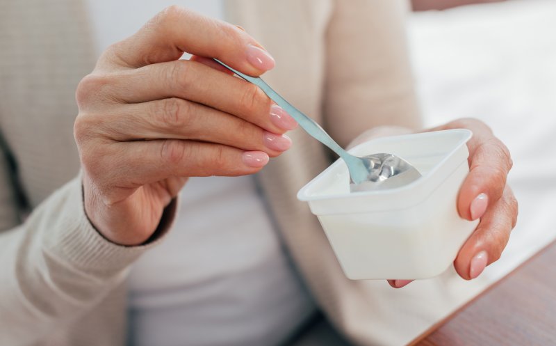 Alimentele grase și bogate în zahăr ne schimbă creierul. Ce se întâmplă dacă mâncăm iaurt 8 săptămâni