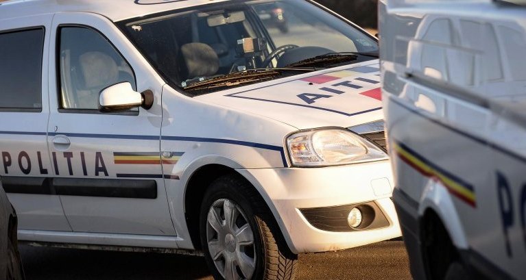 Incident ȘOCANT într-o școală! Un elev și-a ÎNJUNGHIAT profesoara în timpul orei