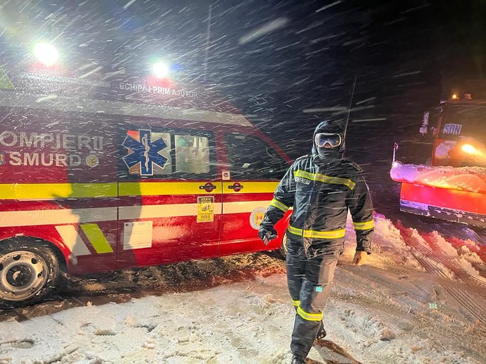Cod Roșu de VISCOL şi sute de persoane înzăpezite. O femeie a născut acasă, asistată video. Ambulanța nu a putut ajunge la caz