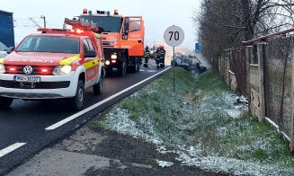 Accident şi maşină făcută SCRUM în Jucu. Participanții la trafic au reușit să scoată o victimă din autoturism