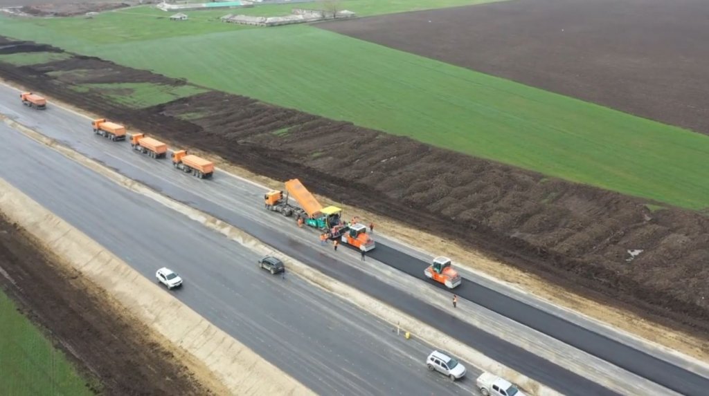 Progrese pe cea mai așteptată autostradă din România. UMB a turnat primul strat de asfalt