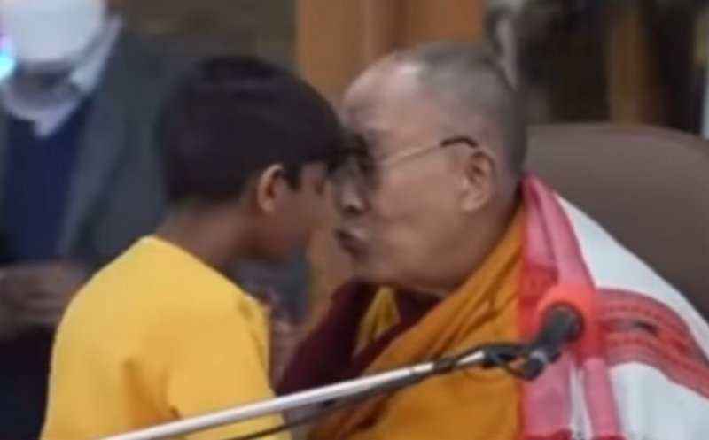 Dalai Lama, gest care a stârnit scandal: A sărutat un băiețel pe gură și i-a cerut să îi "sugă limba"