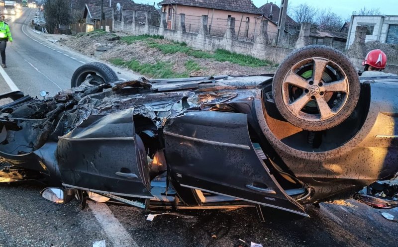 ACCIDENT într-o localitate din Cluj: Autoturism cu roţile în sus, puternic avariat / Victimă, transportată la spital