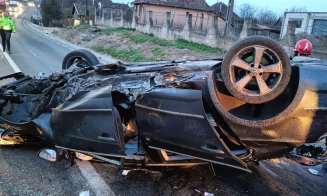 ACCIDENT într-o localitate din Cluj: Autoturism cu roţile în sus, puternic avariat / Victimă, transportată la spital
