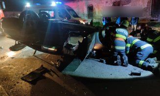 ACCIDENT într-o localitate din Cluj: Autoturism cu roţile în sus, puternic avariat / Victimă, transportată la spital