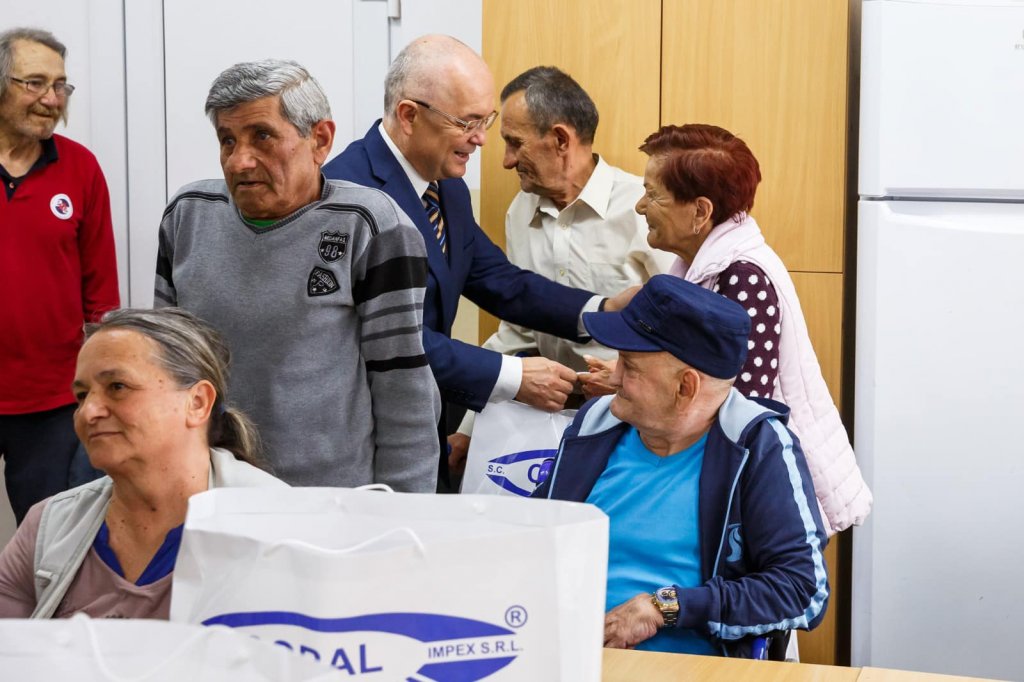 Cadouri de Paște pentru oamenii din centrele sociale. Boc: „Dacă puteți face un bine, să îl faceți”