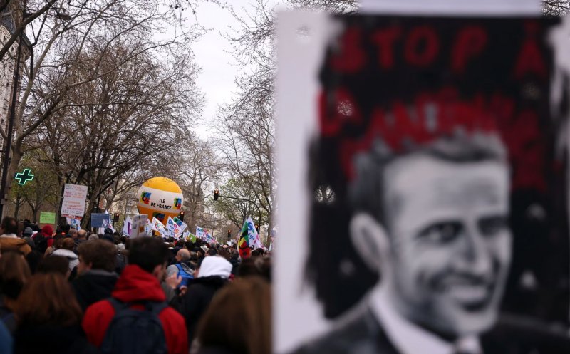 Macron a promulgat controversata lege a pensiilor în Franța. Mii de oameni au ieșit în stradă la Paris