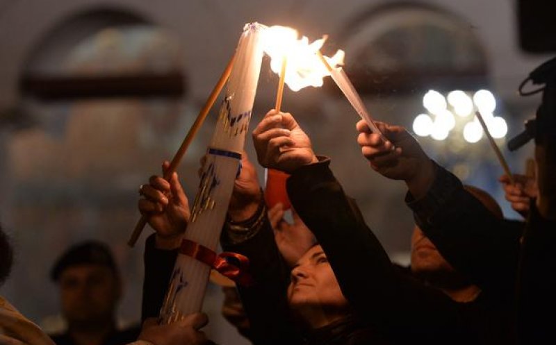 Lumina Sfântă de la Ierusalim a ajuns în România. Va fi adusă la Cluj tot cu avionul