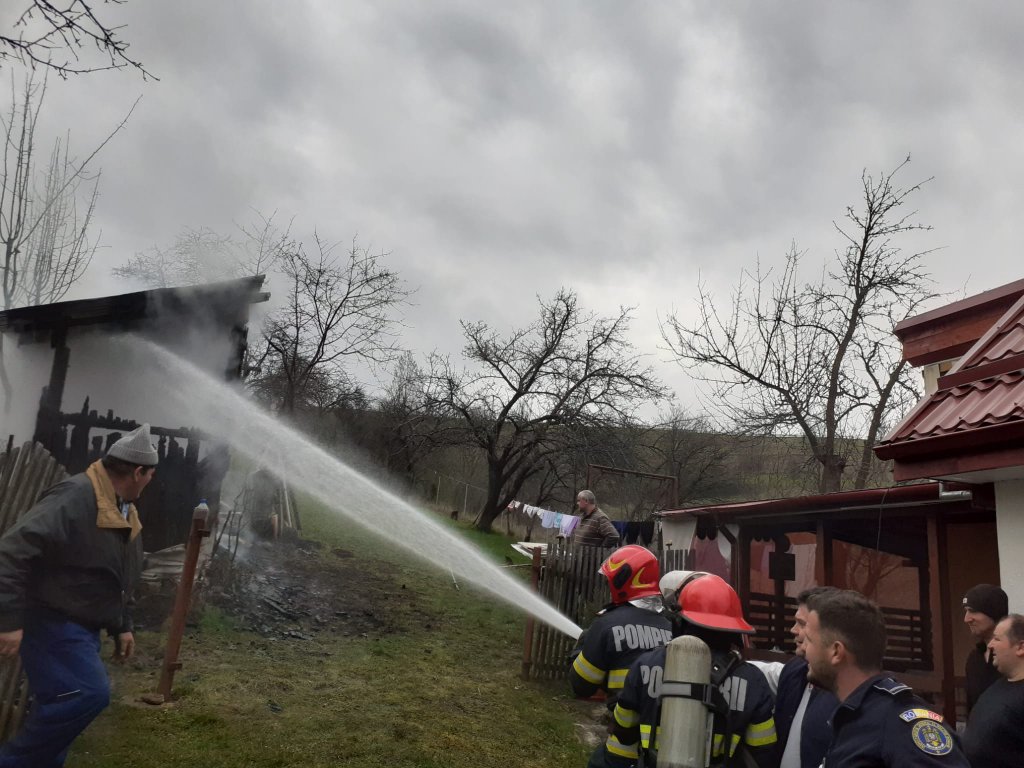 Incendiu în Cluj. Flăcările au distrus o anexă