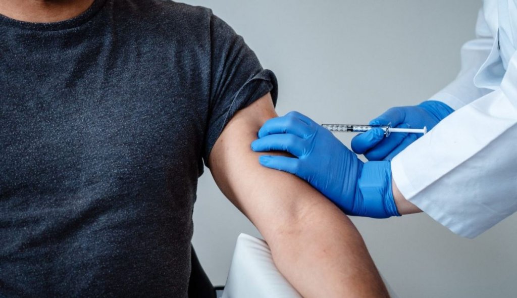 Vaccinarea împotriva HPV ar urma să fie extinsă și la băieţi. Ce spune Rafila