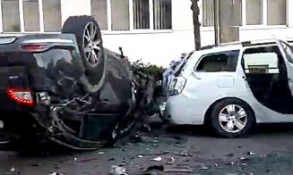 ACCIDENT în Cluj-Napoca / 3 maşini implicate: O  maşină de poliţie, alta cu roţile în sus şi a treia, proiectată în stâlp