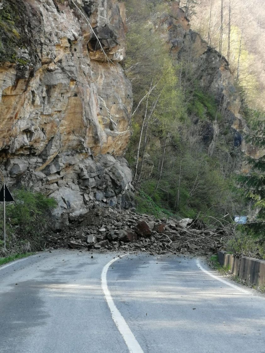 Transalpina, BLOCATĂ, din nou, din cauza căderilor de pietre/ Intervine RADP Cluj