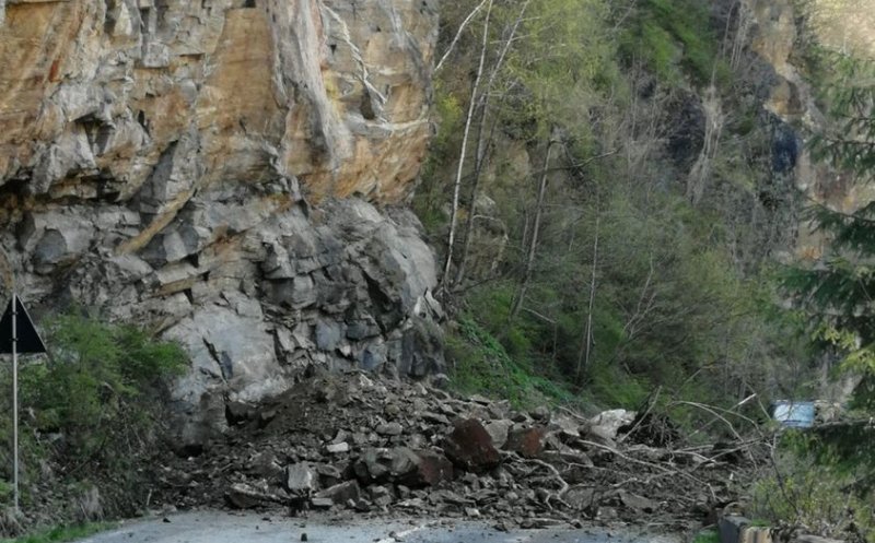 Transalpina, BLOCATĂ, din nou, din cauza căderilor de pietre/ Intervine RADP Cluj