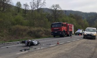 Accident grav cu trei mașini și o motocicletă în județul Cluj. Un bărbat cu multe traumatisme a fost dus la spital