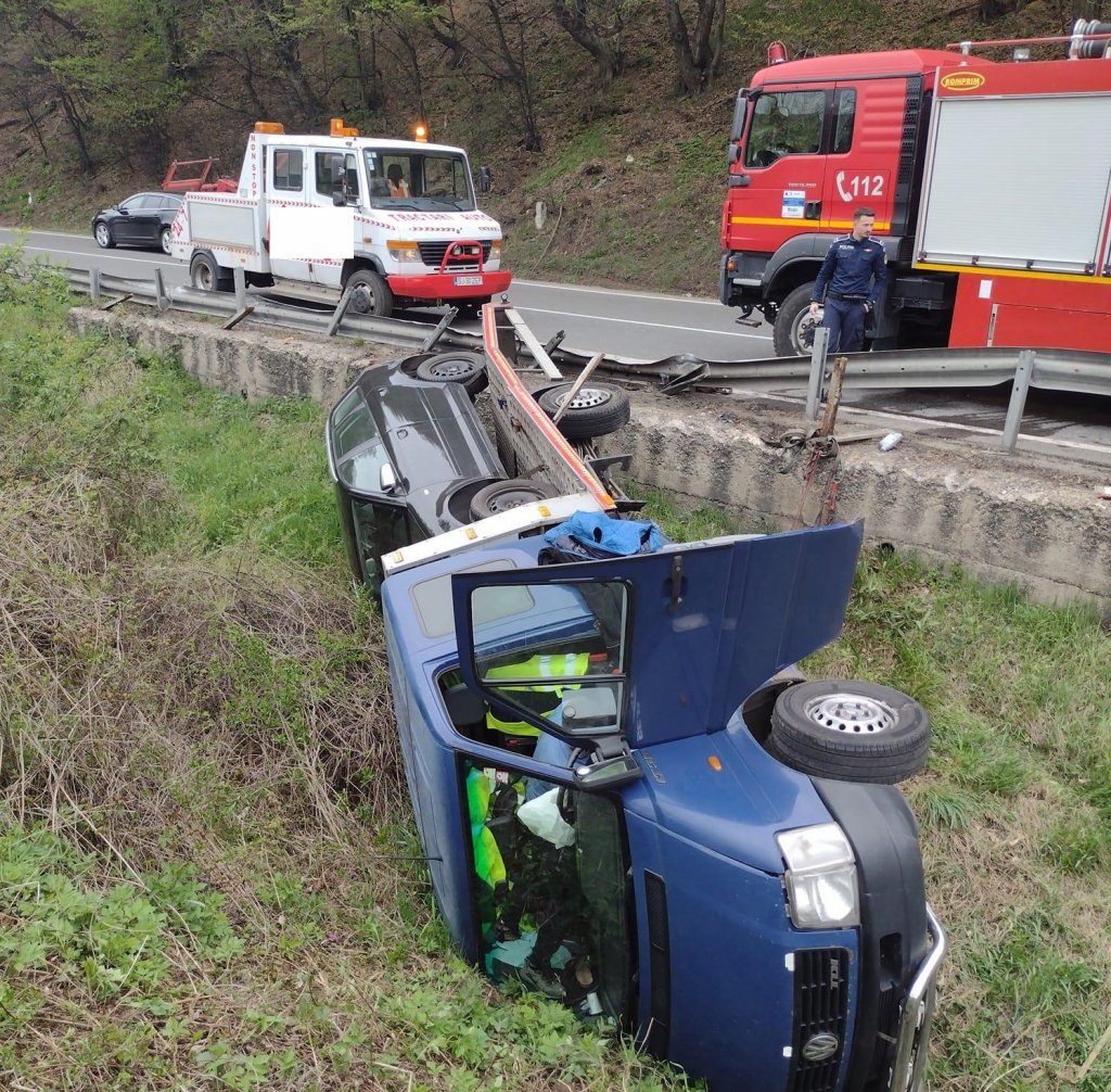 Cum s-a produs accidentul de pe Cluj-Oradea în urma căruia o autoutilitară a ajuns în șanț