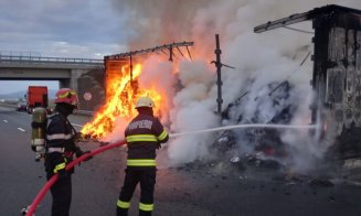 Incendiu puternic pe autostrada A10 Sebeș-Turda. Un camion cu textile a ars
