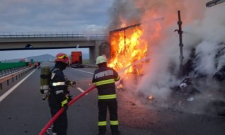 Incendiu puternic pe autostrada A10 Sebeș-Turda. Un camion cu textile a ars