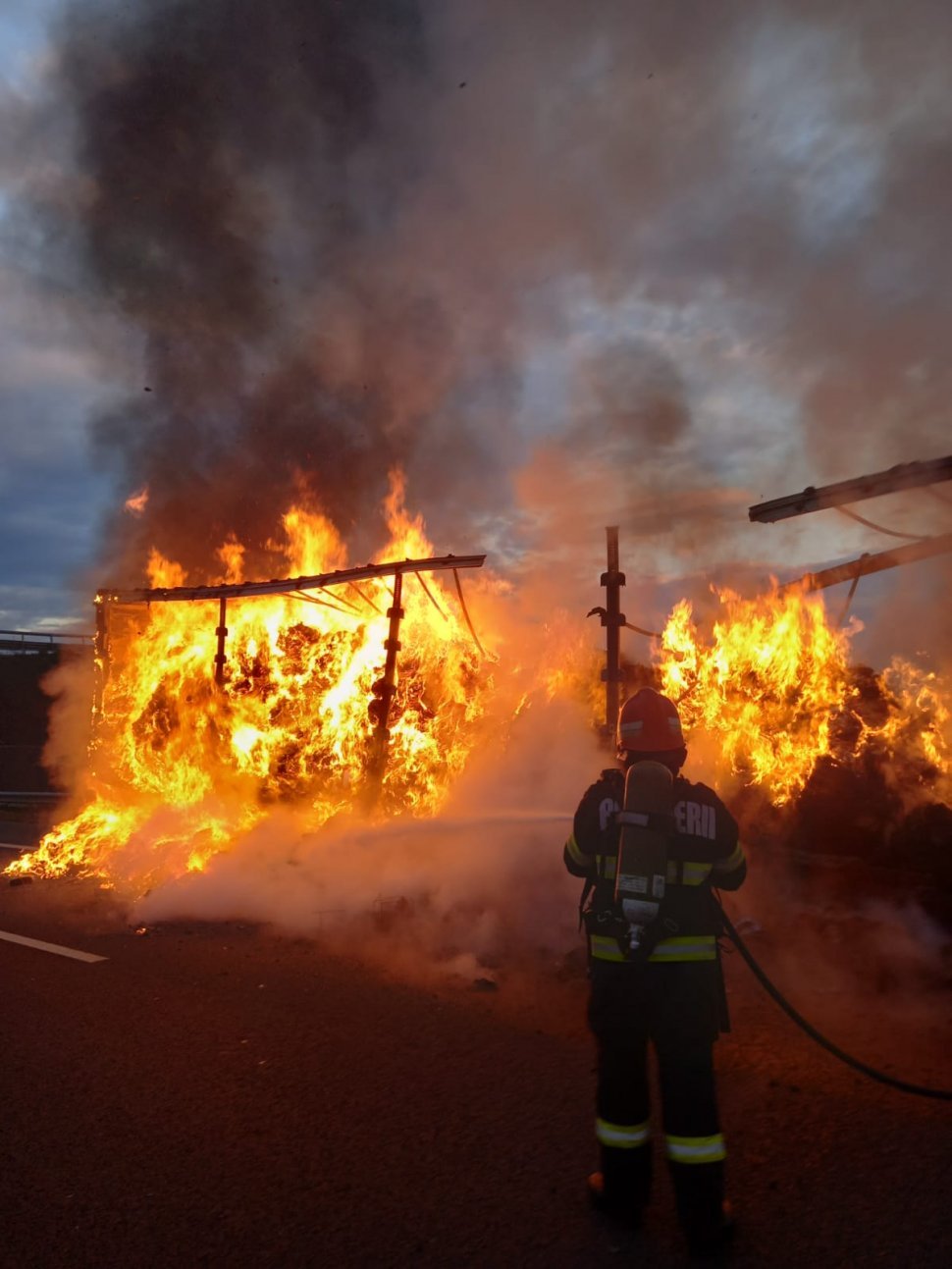 Incendiu puternic pe autostrada A10 Sebeș-Turda. Un camion cu textile a ars