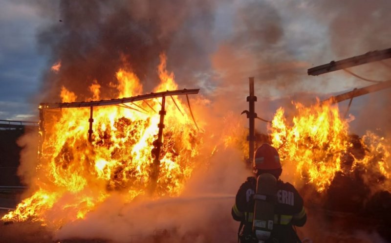 Incendiu puternic pe autostrada A10 Sebeș-Turda. Un camion cu textile a ars