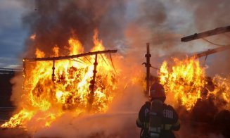 Incendiu puternic pe autostrada A10 Sebeș-Turda. Un camion cu textile a ars