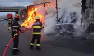Incendiu puternic pe autostrada A10 Sebeș-Turda. Un camion cu textile a ars