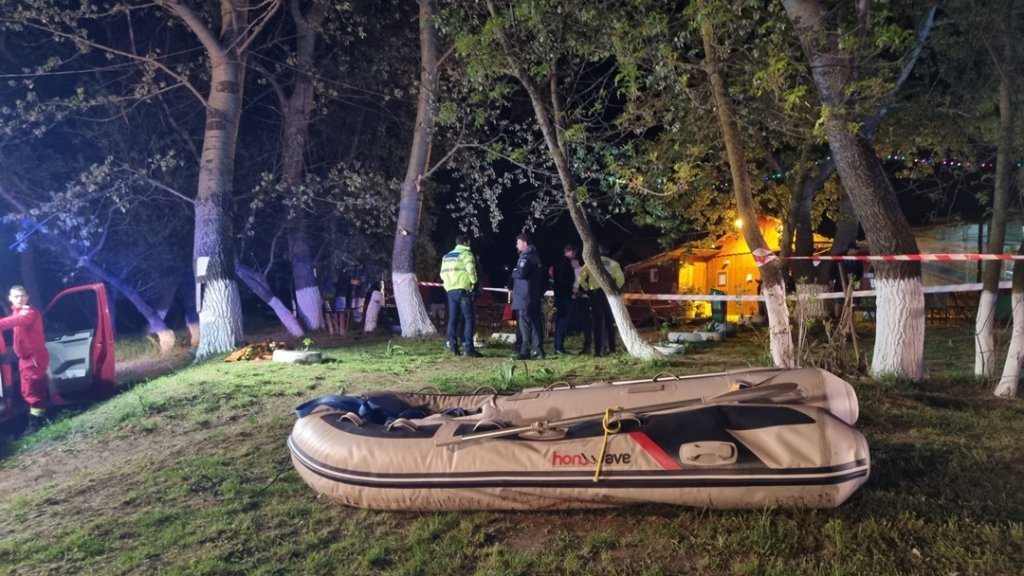 TRAGEDIE de 1 Mai: O barcă cu 12 oameni s-a răsturnat în Mureş. Un copil de 3 ani a MURIT, iar alţi doi minori şi doi adulţi sunt daţi dispăruţi / Bărbatul care conducea barca era băut