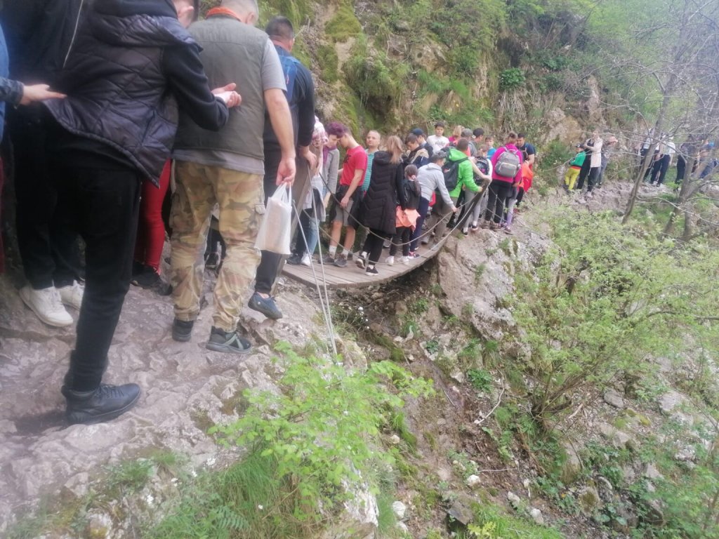 Ca la Marele Zid Chinezesc! Oamenii s-au călcat pe picioare de 1 Mai în Cheile Turzii