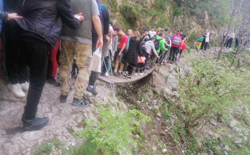 Ca la Marele Zid Chinezesc! Oamenii s-au călcat pe picioare de 1 Mai în Cheile Turzii