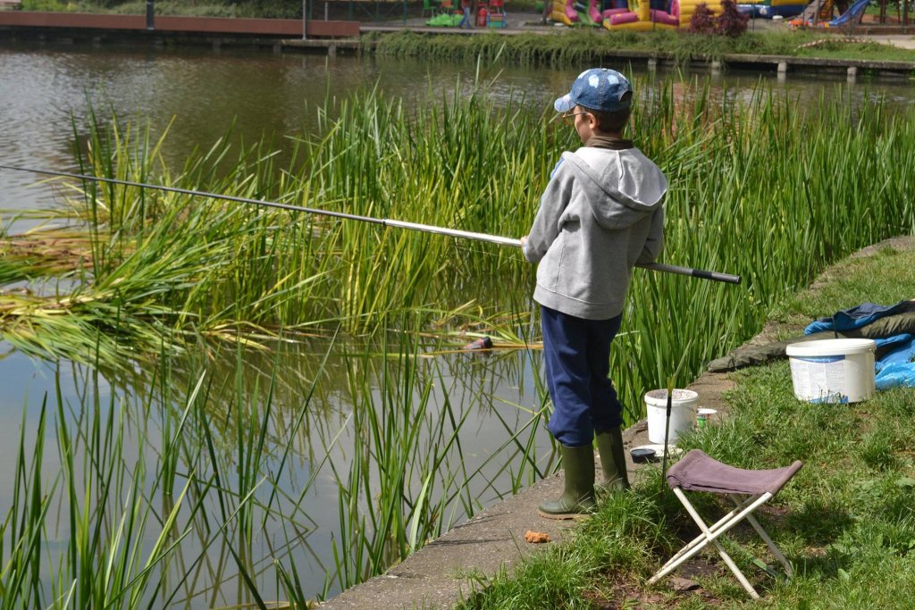 Concurs de pescuit pe lacul I Gheorgheni din Cluj-Napoca, de Ziua Copilului. Participarea este GRATUITĂ