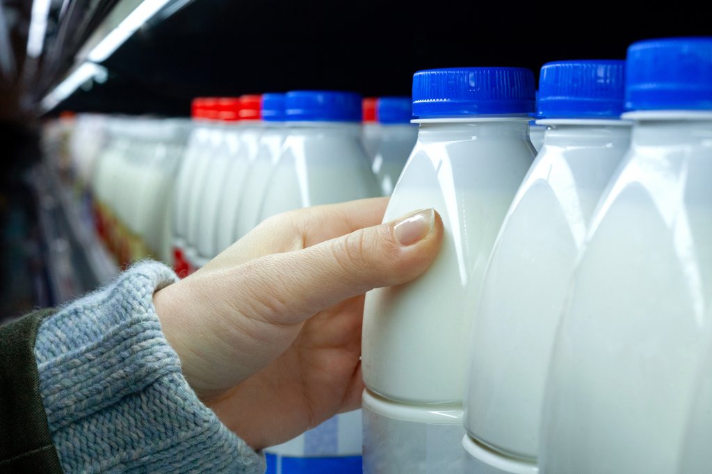 Ministrul Agriculturii: 70% din operatorii de pe piața laptelui au redus deja prețul