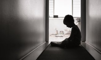 Statistică tulburătoare: Un copil din patru crește în lipsa unuia sau ambilor părinți aflați la muncă în străinătate
