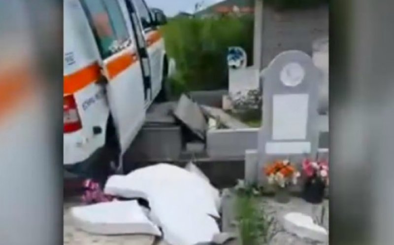 O ambulanță a distrus mormintele dintr-un cimitir din Deva după ce șoferul a uitat să tragă frâna de mână