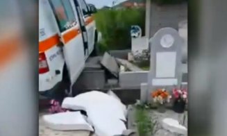 O ambulanță a distrus mormintele dintr-un cimitir din Deva după ce șoferul a uitat să tragă frâna de mână