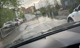 Străzi din Cluj-Napoca, înghiţite de apă după furtuna de duminică