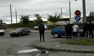 Accident rutier în Cluj-Napoca. O mașină școală de șoferi cu examen, implicată