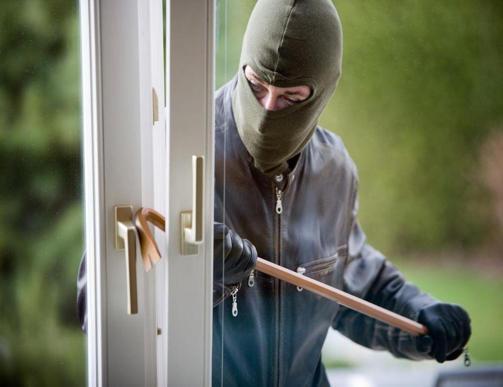 Tânăr de 18 ani, arestat preventiv după ce a jefuit o locuință din Cluj